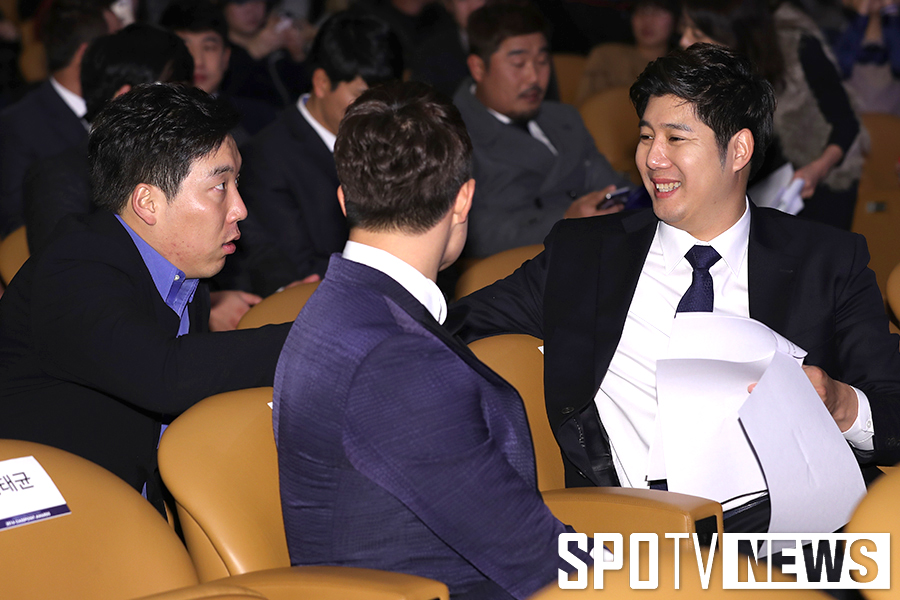 [포토S] 김현수, '원준이 형 건우 누나랑 결혼한다면서요?'