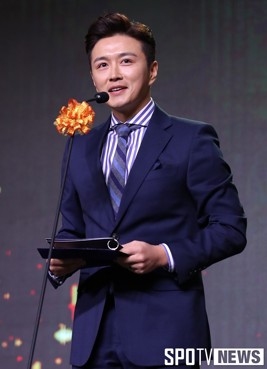 [포토S] 진태현, 시상까지 나선 진짜 야구팬