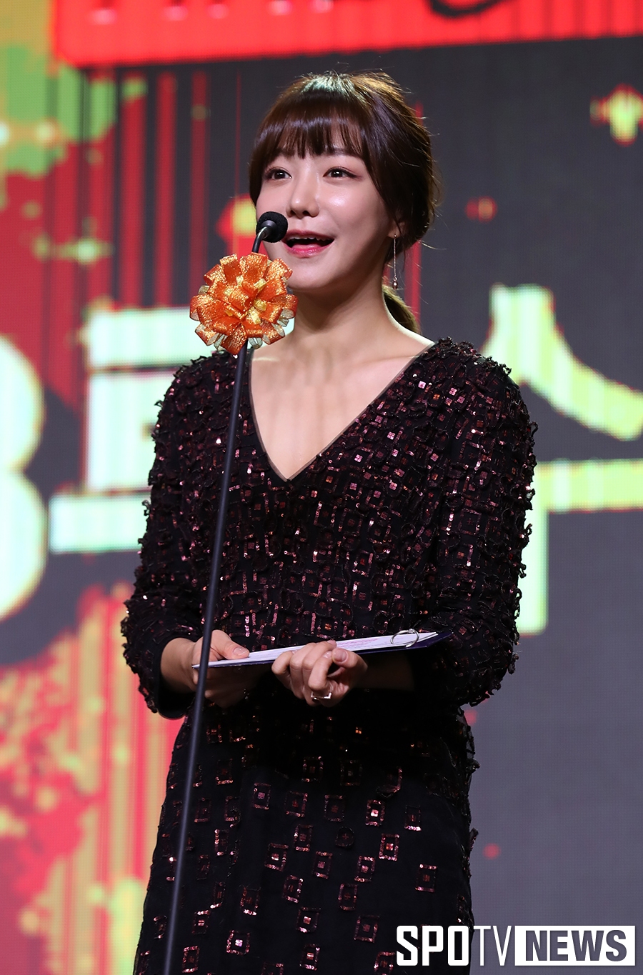 [포토S] 신소율, 미모 뽐내는 'LG 승리의 요정'