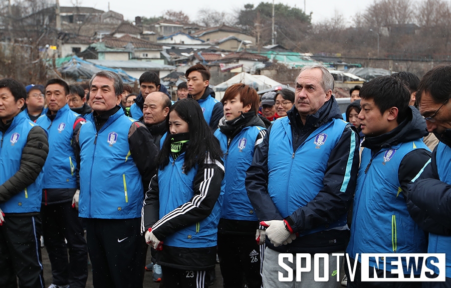 [포토S] 눈 맞으며 봉사활동에 나선 슈틸리케 감독