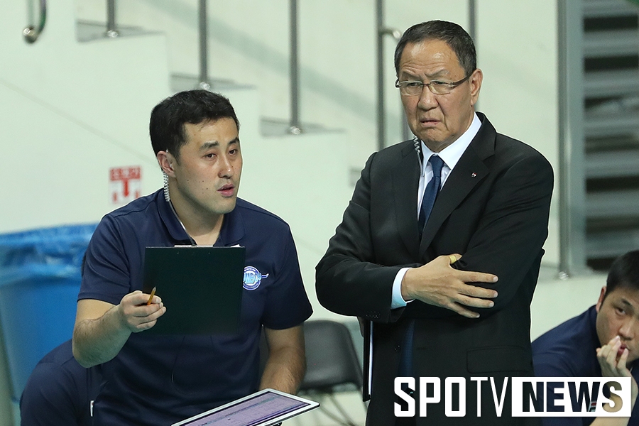 [포토S] 작전 대화 나누는 박기원 감독과 최부식 코치