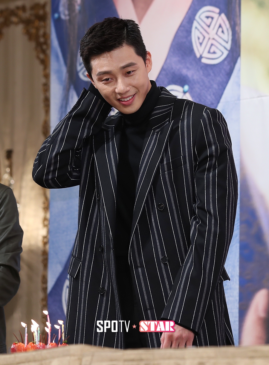 [포토S] 박서준, '예상치 못한 케이크 선물에 쑥스러워~'