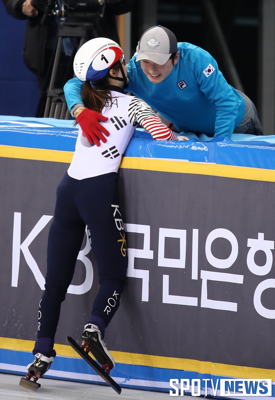 [포토S] 금메달 포옹 나누는 최민정