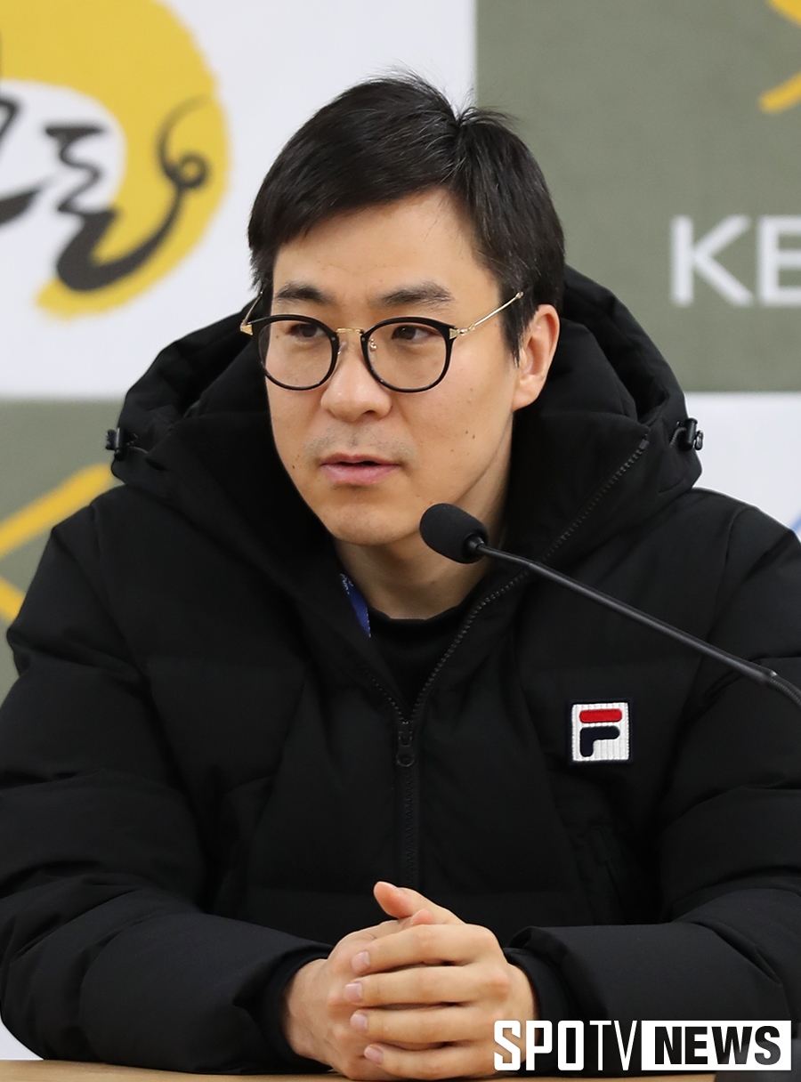 [포토S] 인터뷰에 나선 쇼트트랙 김선태 감독