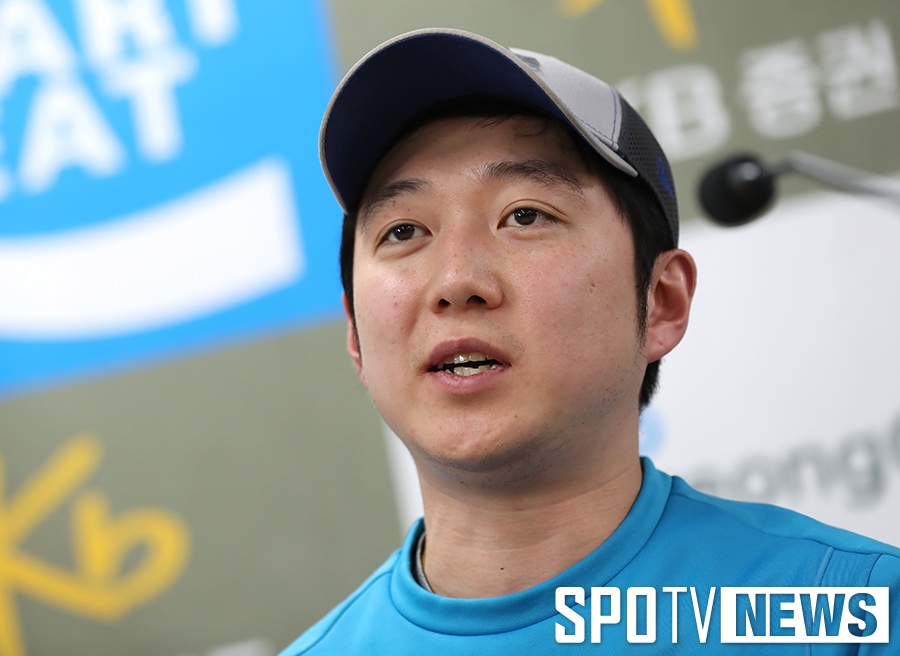[포토S] 인터뷰에 나선 조재범 감독