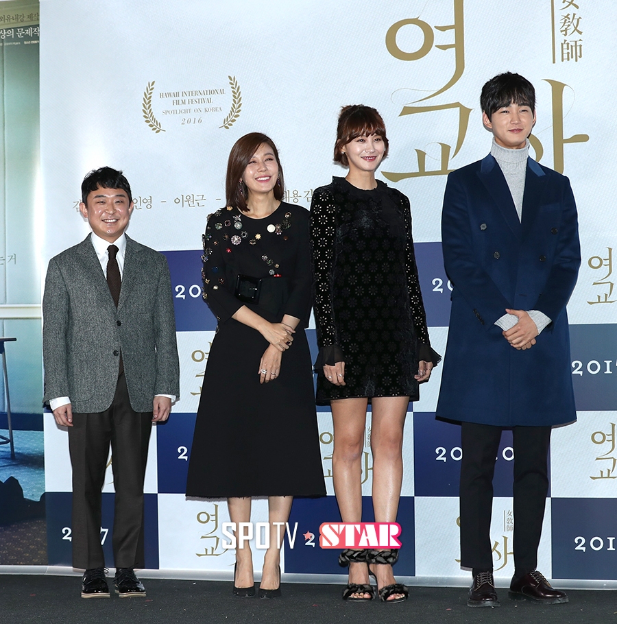 [포토S] 포즈 취하는 영화 '여교사'의 주역들