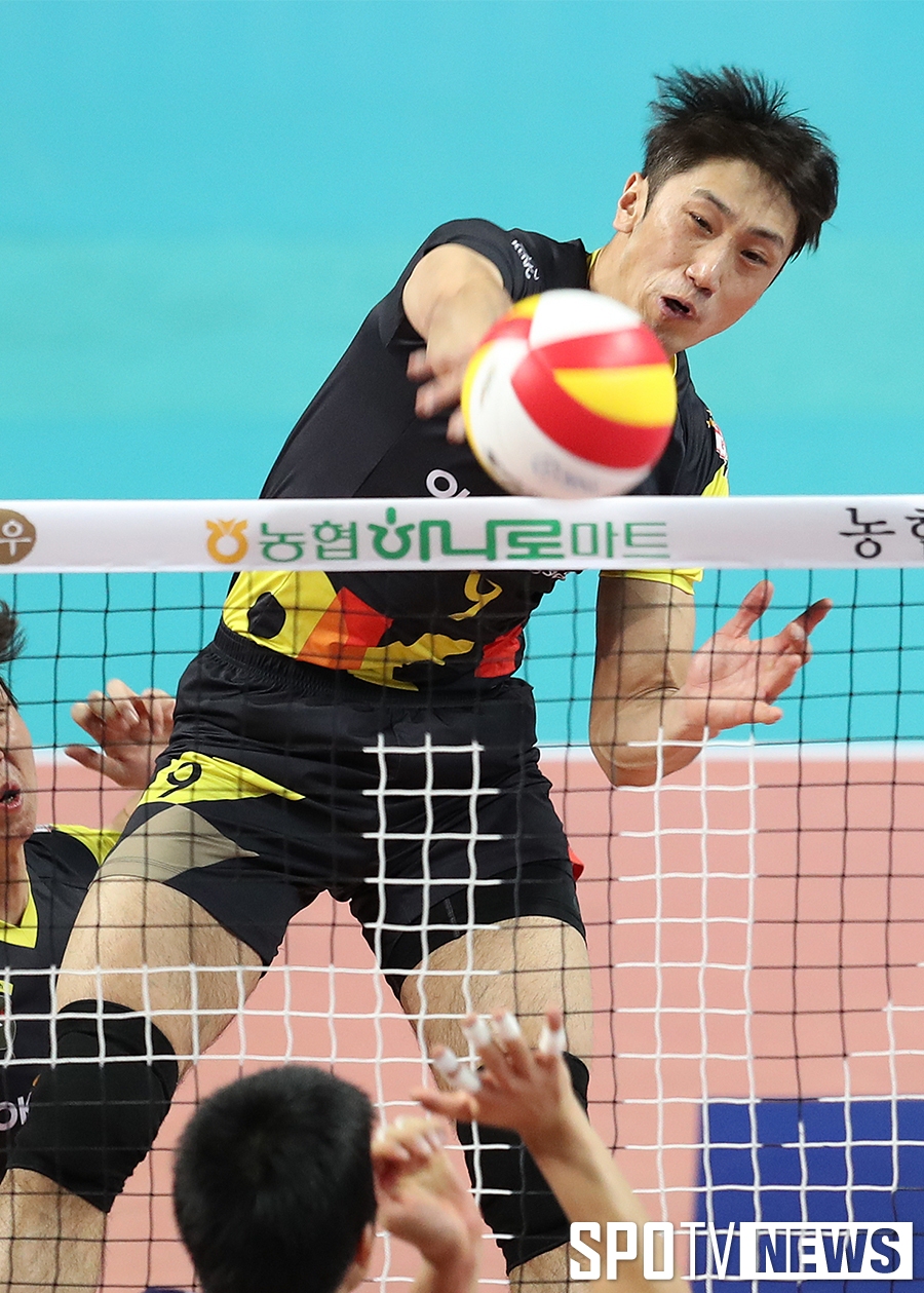 [포토S] 공격 시도하는 OK저축은행 김정훈