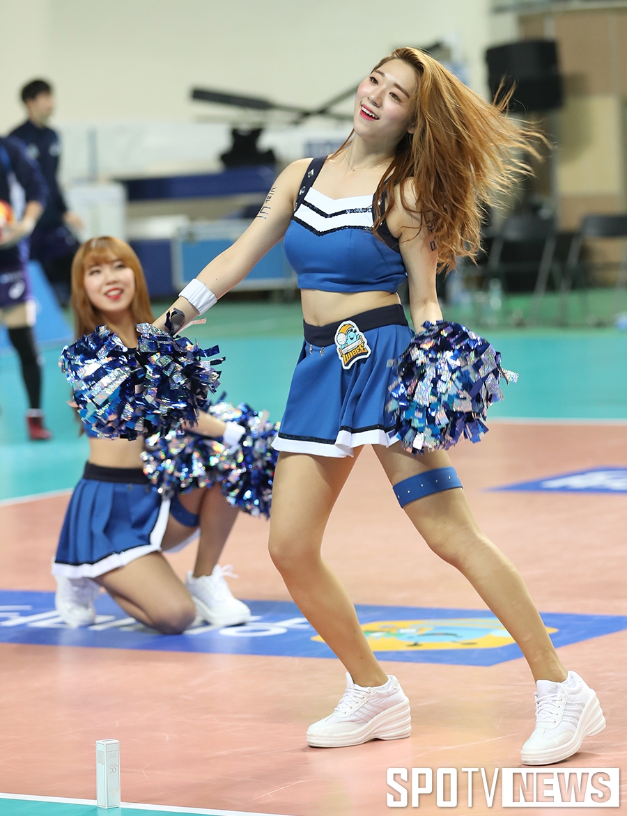 [포토S] 우리카드 치어리더, '긴머리 찰랑찰랑~'