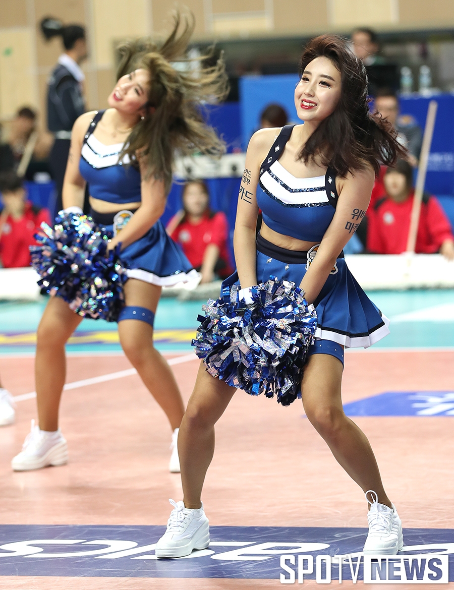 [포토S] 우리카드 치어리더, 무아지경 댄스~