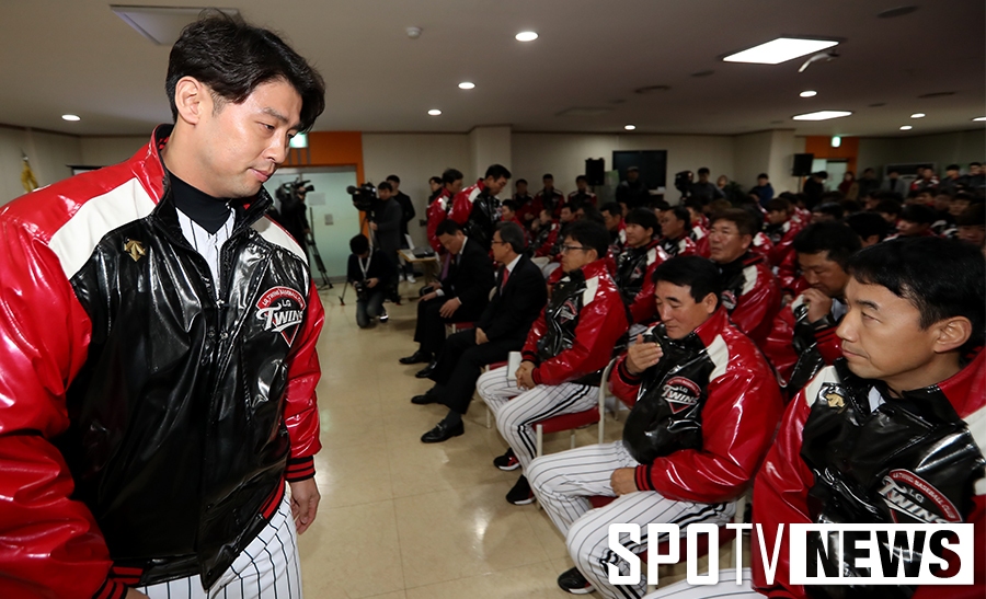 [포토S] 자리로 이동하는 김광삼 코치