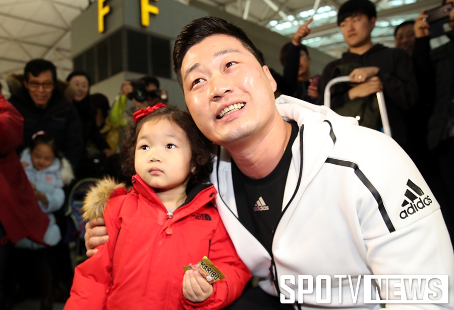 [포토S] 오승환, 떠나기 아쉬운 '조카 바보'