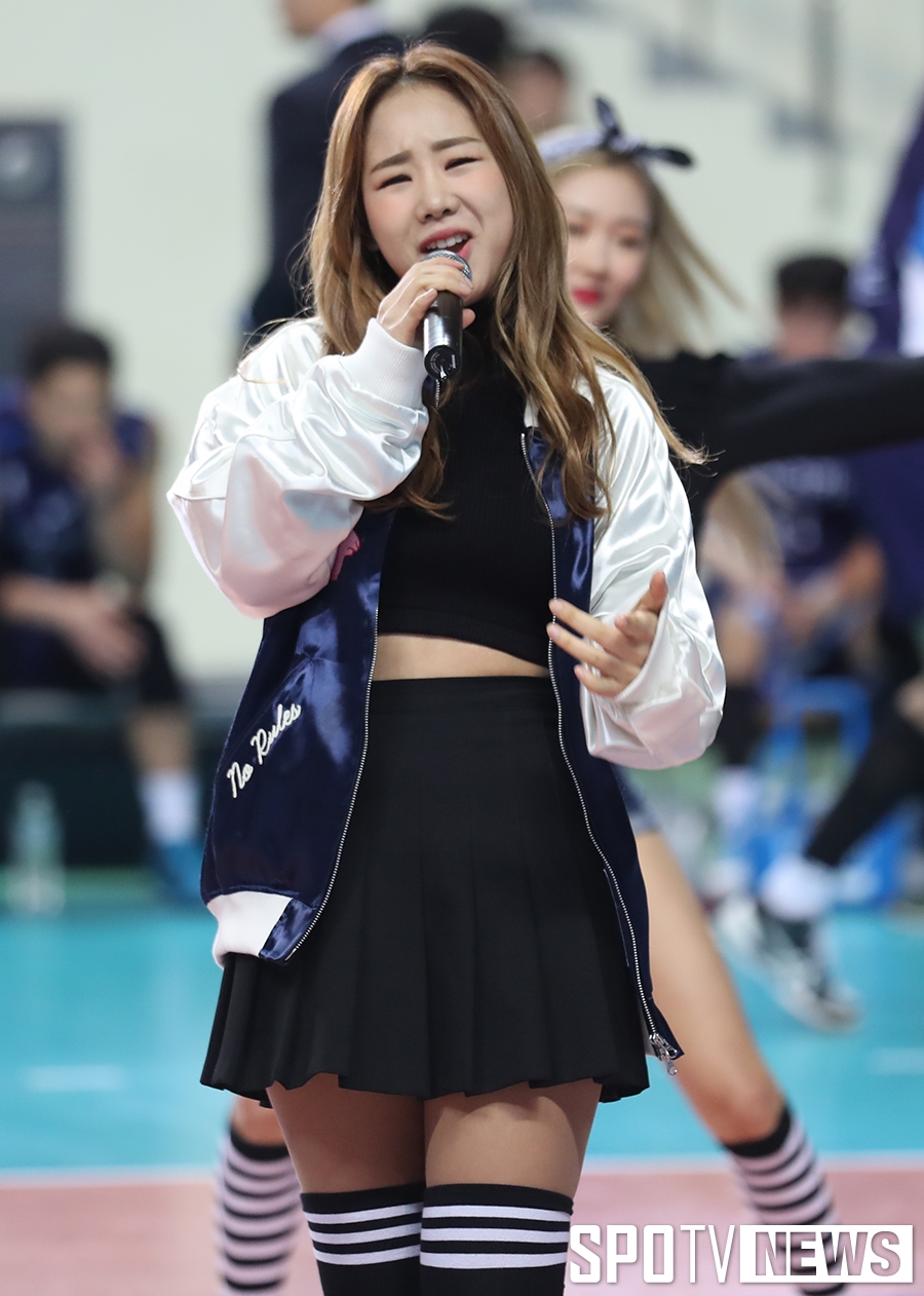 [포토S] 가수 유성은, 아찔한 축하공연