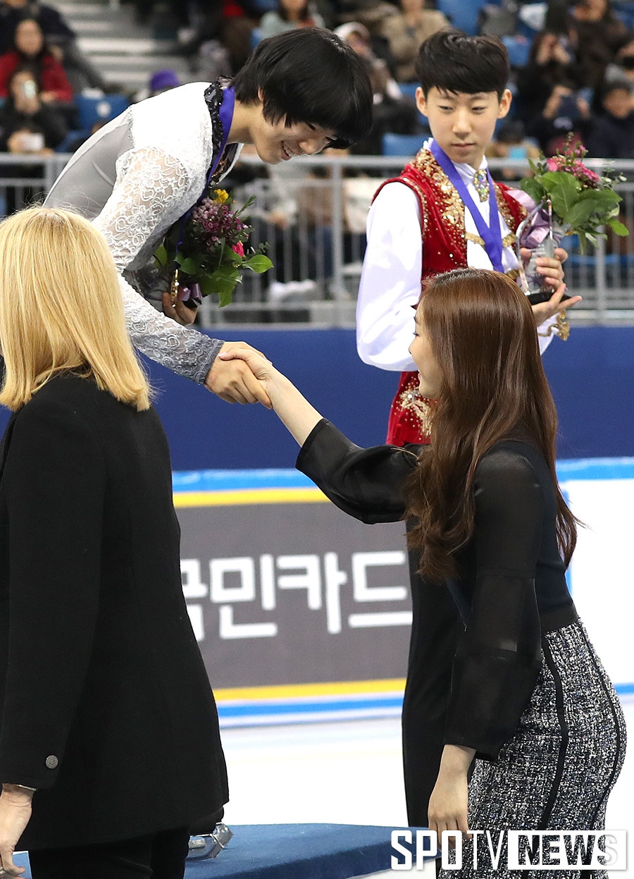 [포토S] 김연아와 악수 나누는 차준환