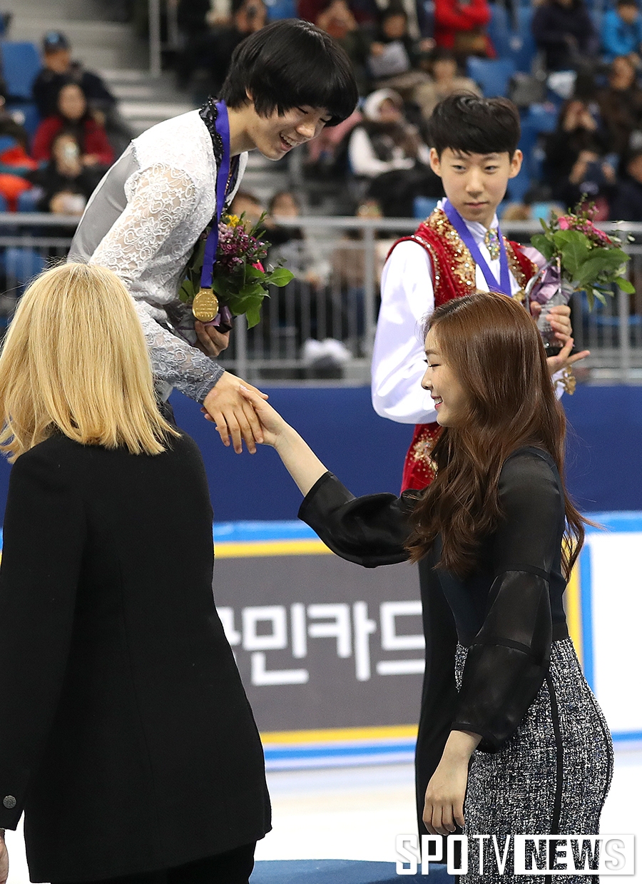 [포토S] 차준환, 김연아와 악수 나누며 환한 미소