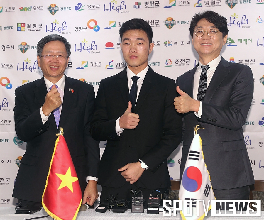[포토S] 쯔엉, 베트남 대사관에서 성대한 입단식