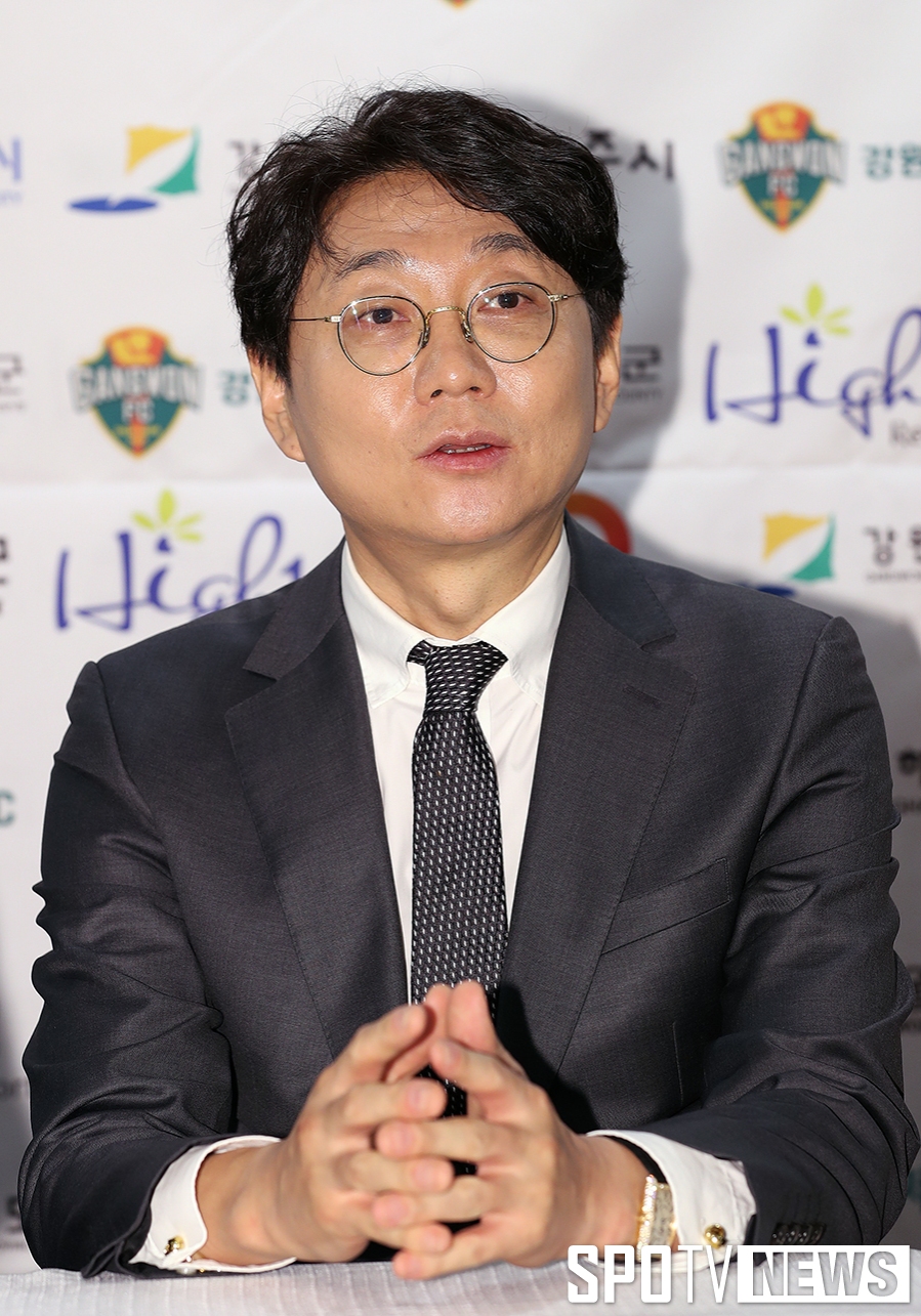 [포토S] 취재진의 질문에 답하는 조태룡 대표