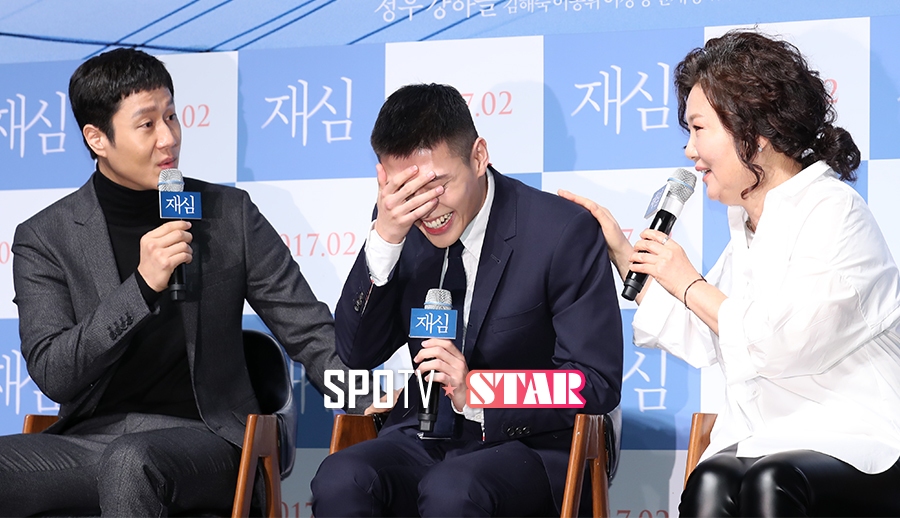 [포토S] 강하늘, '선배들 사과에 몸 둘 바 모르겠네'