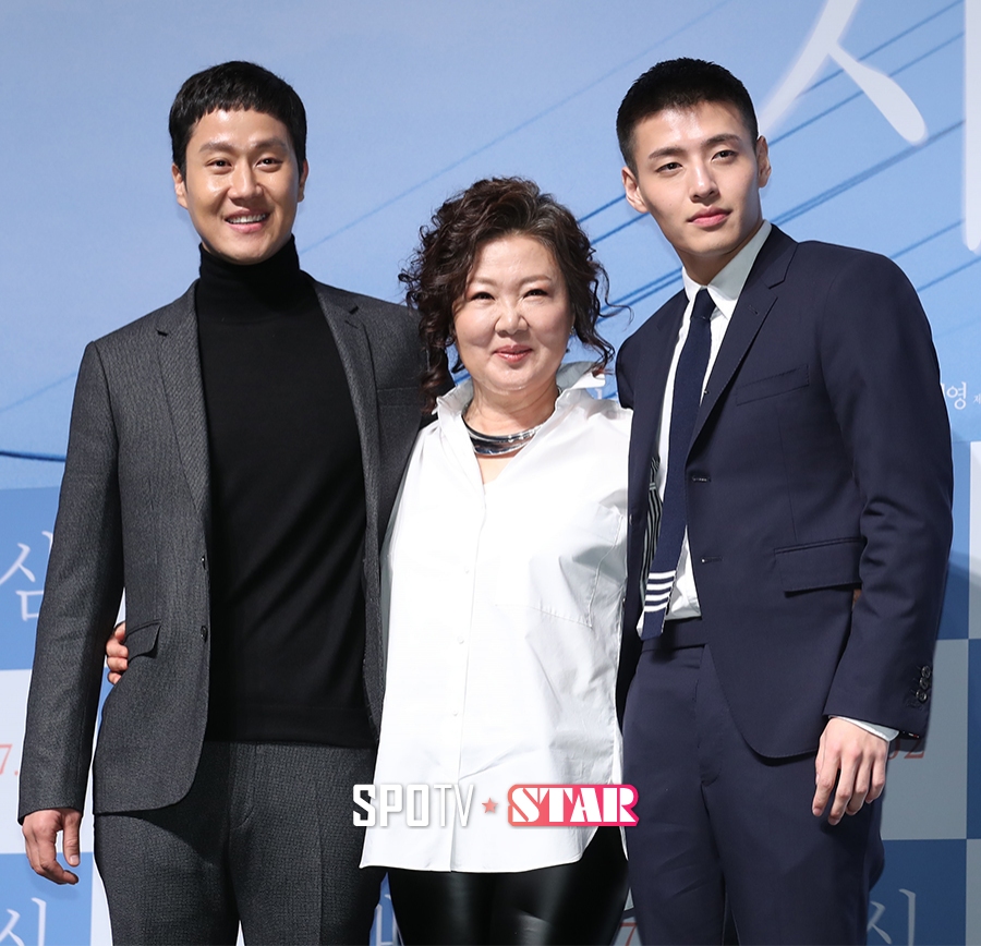 [포토S] 김해숙, '두 남자, 든든하네'