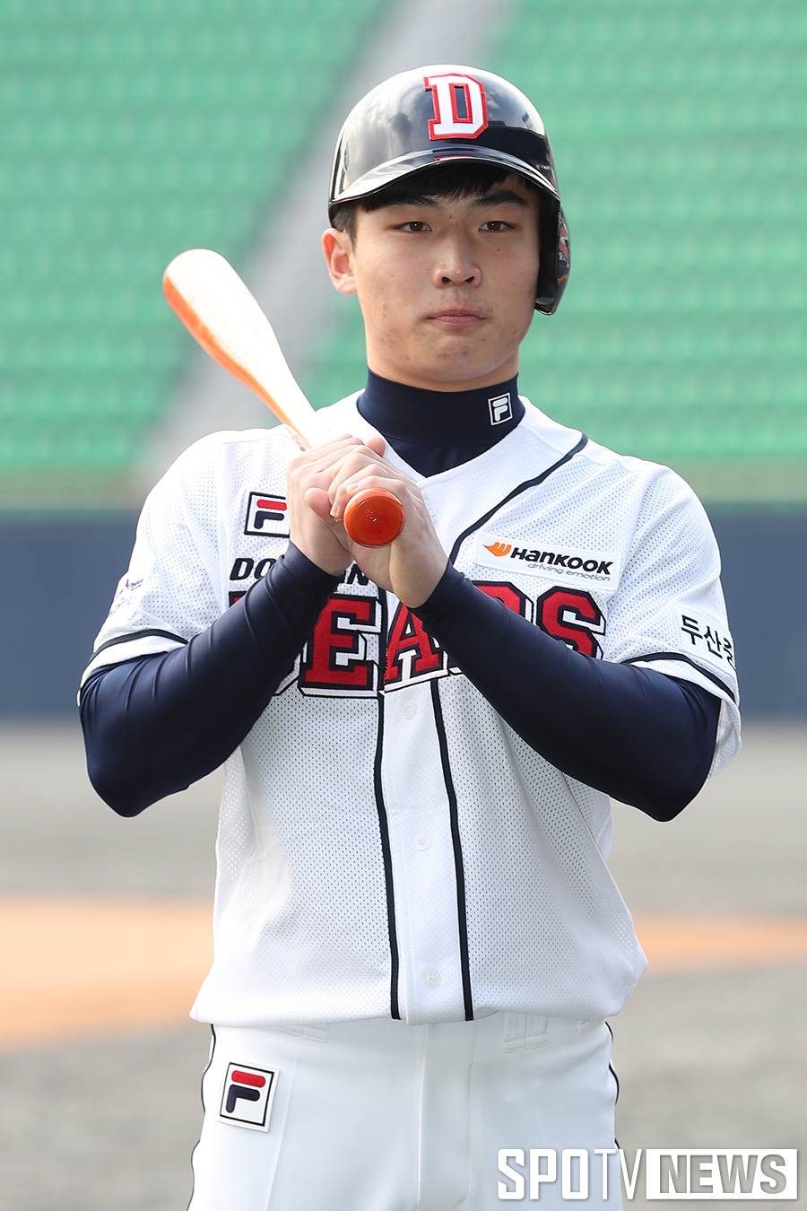 [포토S] 포즈 취하는 두산 신인 이병휘