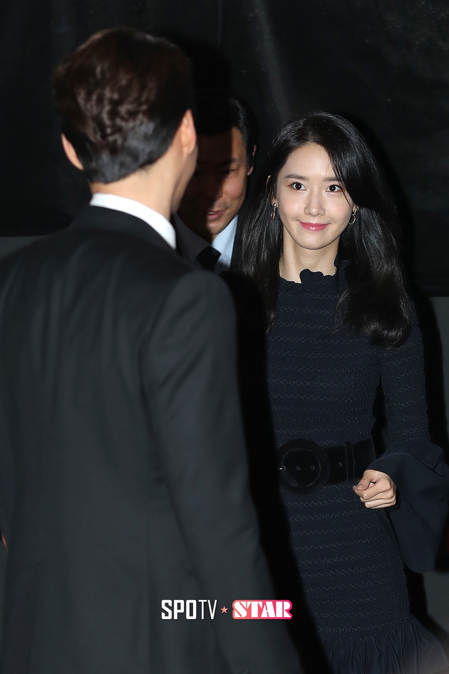 [포토S] 윤아도 바라보게 되는 현빈의 외모
