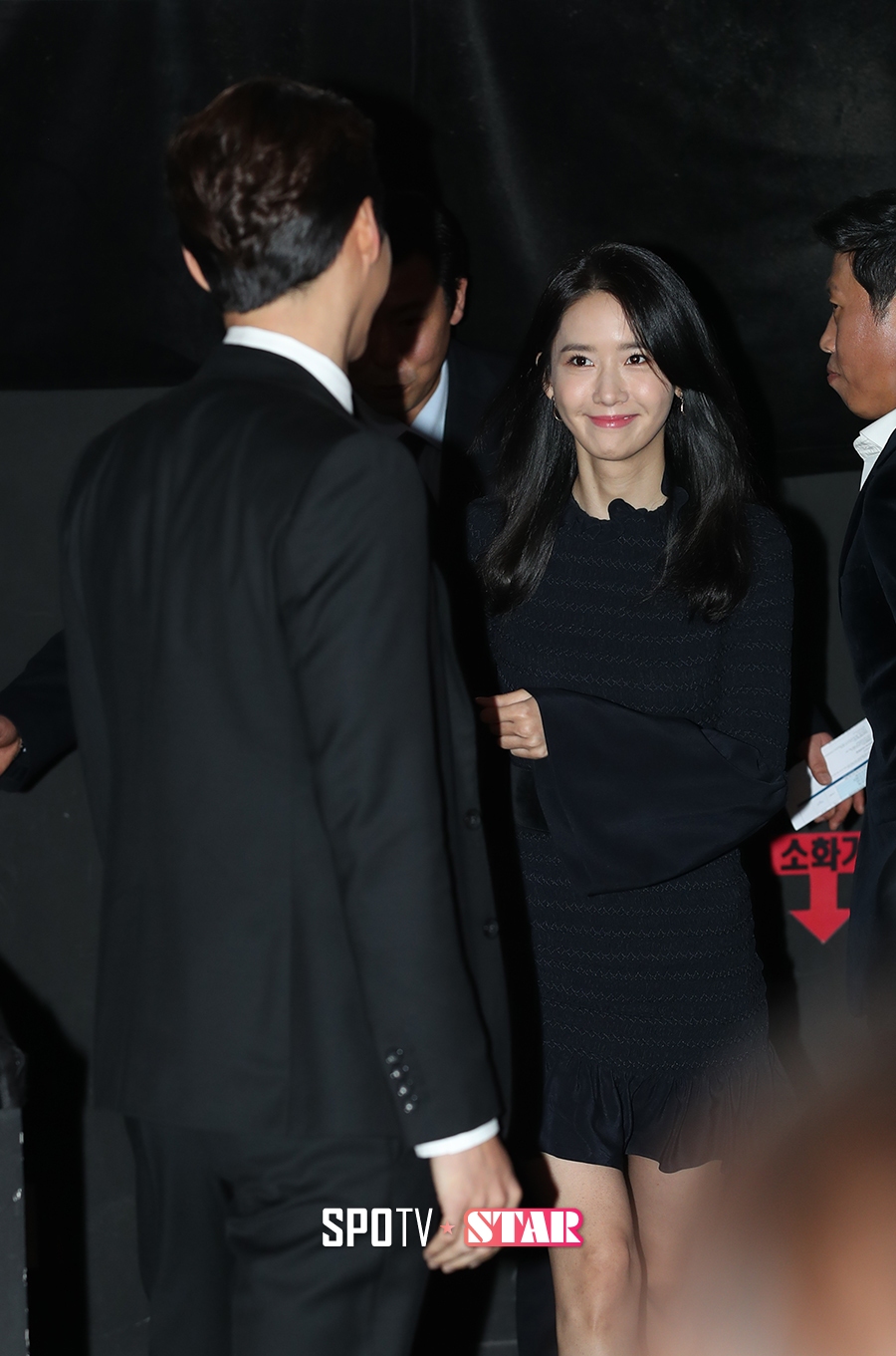 [포토S] 윤아도 보고 미소짓게 되는 현빈의 외모