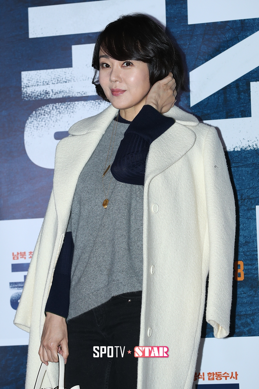 [포토S] 김윤진, 수줍게 머리 넘기고