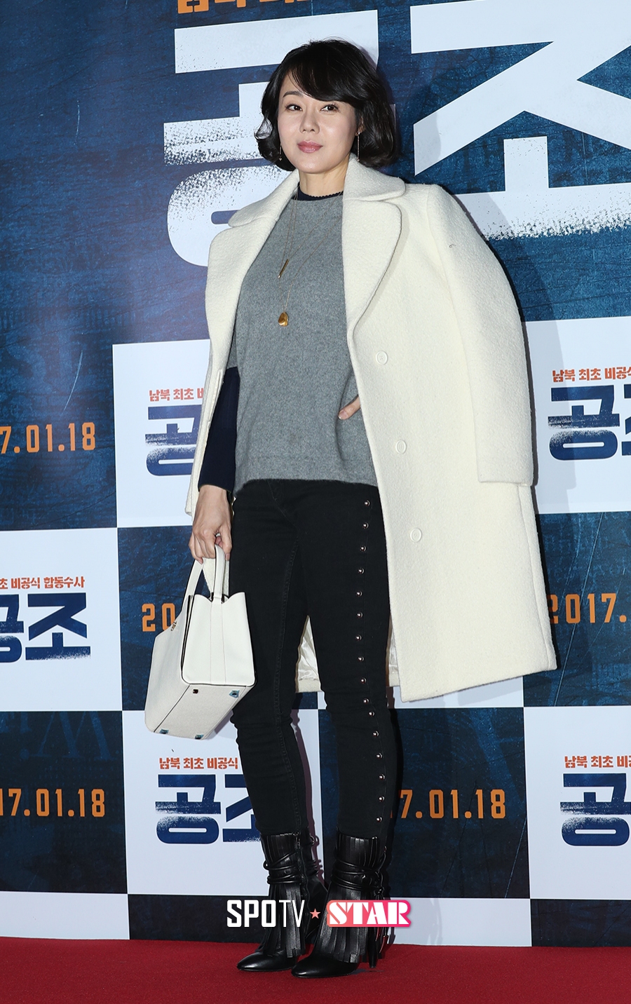 [포토S] 김윤진, '재킷은 그저 걸칠 뿐'