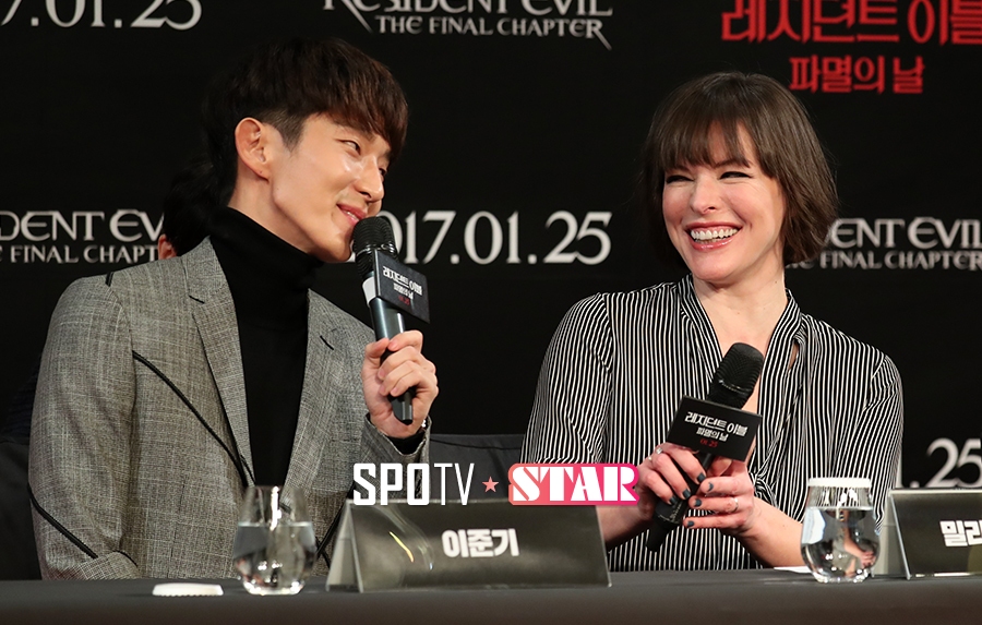 [포토S] 밀라 요보비치, 이준기 바라보며 밝은 미소