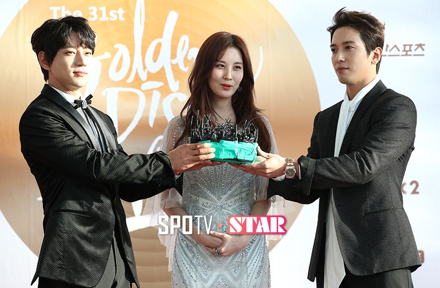 [포토S] 황치열-정용화, 서현을 극진하게