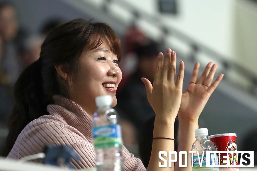 [포토S] 신혜인, '남편 박철우 득점에 박수~'