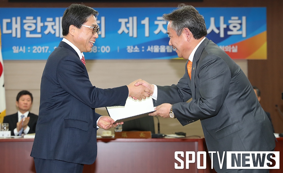 [포토S] 임명장 전달 받는 전충렬 대한체육회 사무총장