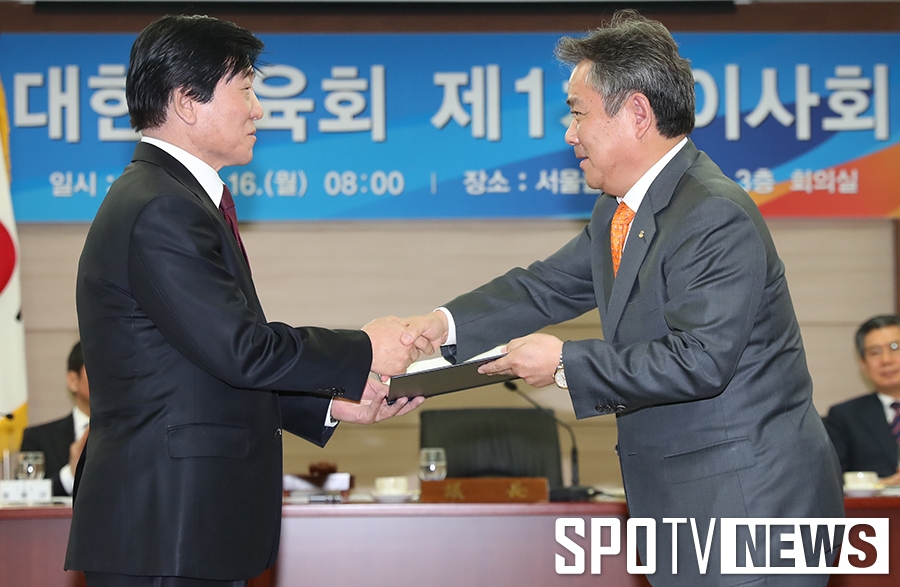 [포토S] 임명장 받는 이재근 선수촌장