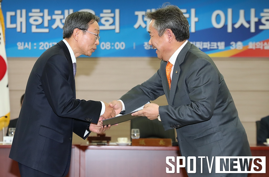 [포토S] 악수나누는 이기흥 회장-성석호 특보
