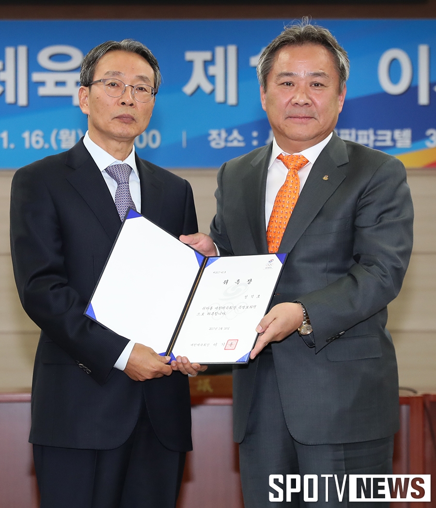 [포토S] 기념촬영하는 성석호 특보-이기흥 대한체육회장