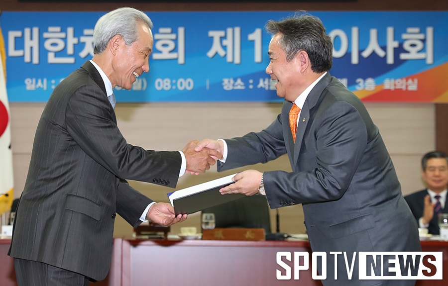 [포토S] 악수 나누는 이기흥 회장-김종훈 명예대사