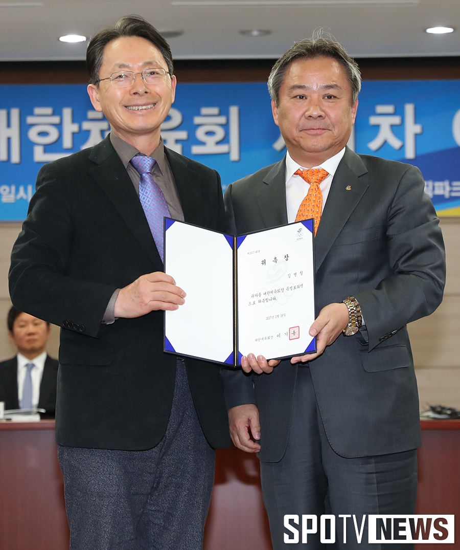 [포토S] 위촉장 전달 받은 김병철 특보