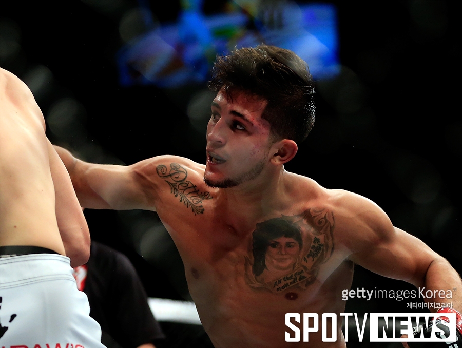 [오늘의 UFC] BJ 펜, 14살 어린 로드리게스에게 처참한 TKO패
