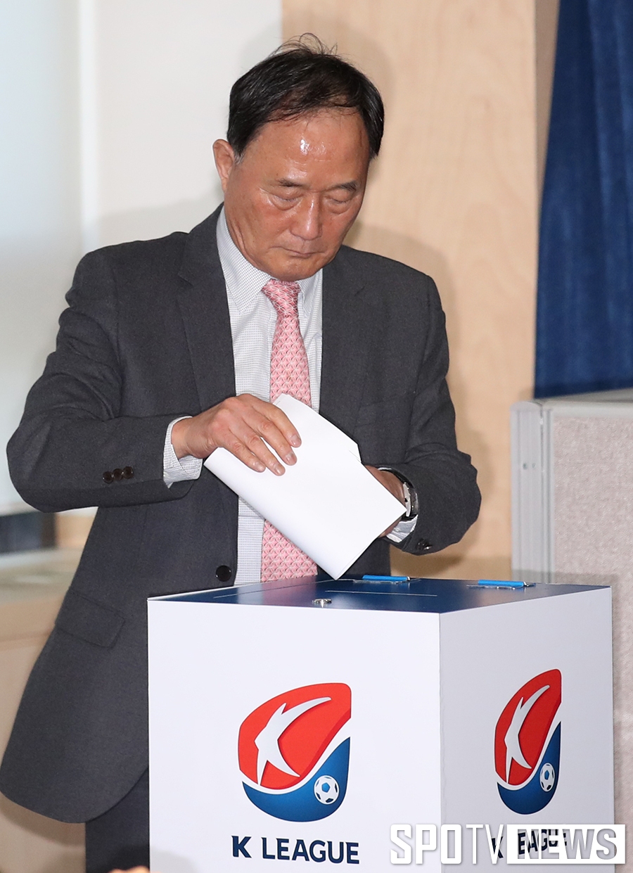 [포토S] 총재 선거 투표하는 김호곤 부회장