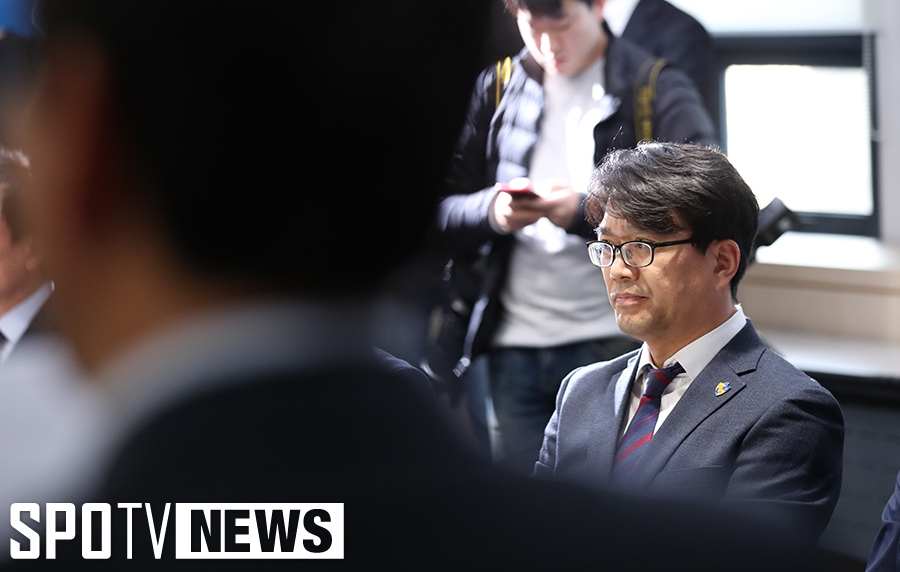 [포토S] 날카로운 표정의 김광국 단장