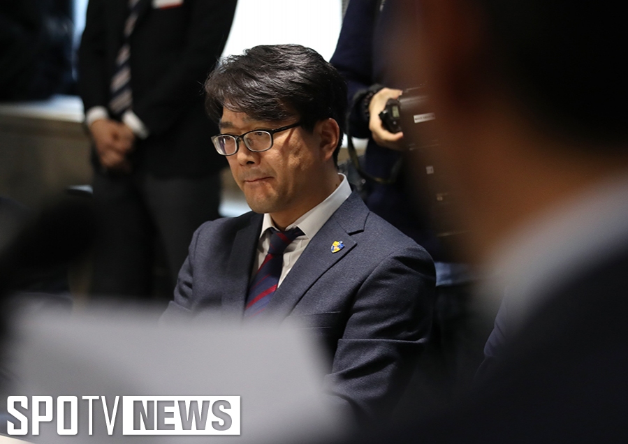 [포토S] 정견 발표 듣고 있는 김광국 단장