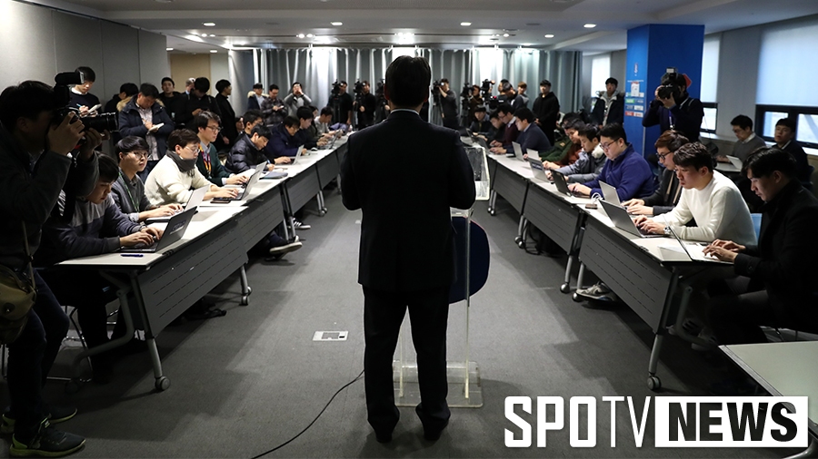 [포토S] 낙선 기자회견 하고 있는 신문선