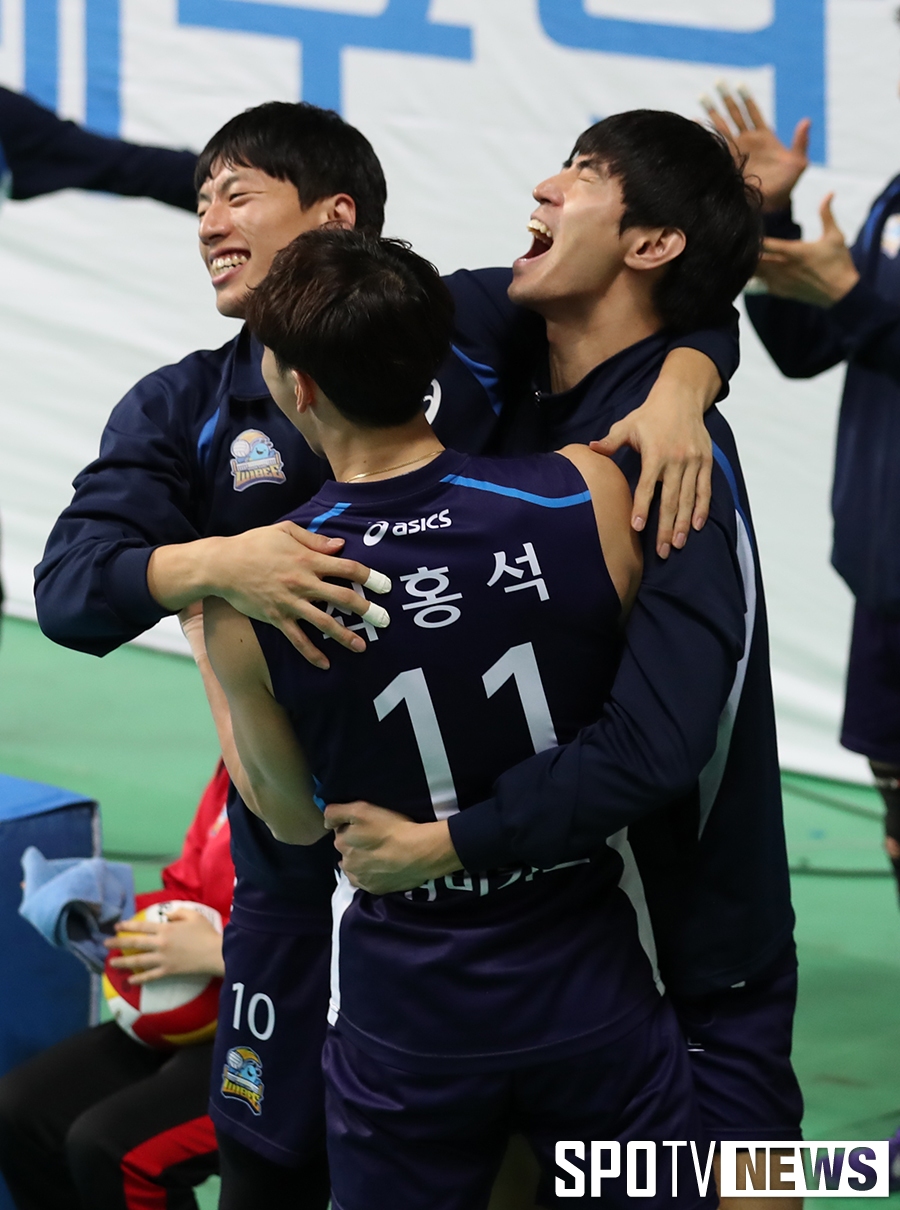 [포토S] 환호하는 우리카드 대기석