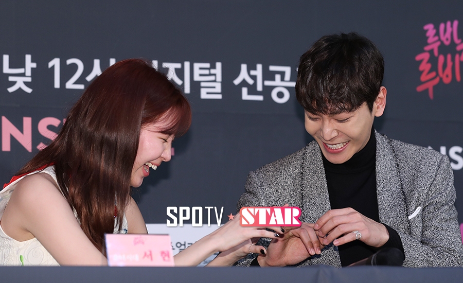 [포토S] 서현, '철우야 내 반지 껴봐~'