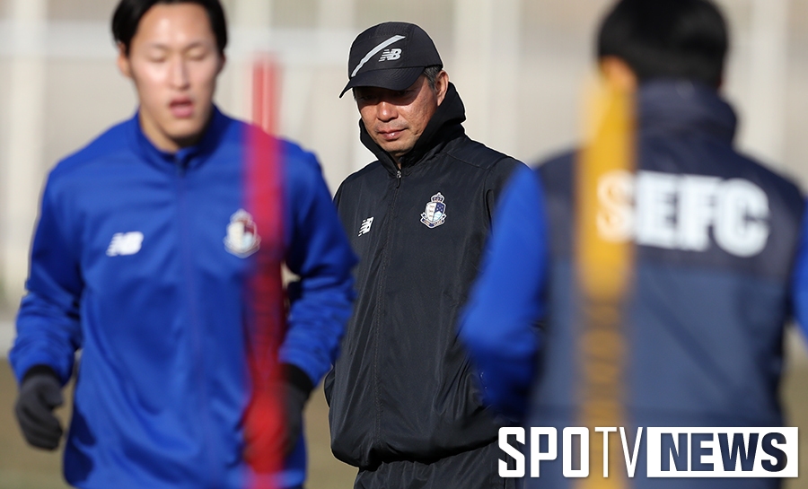 [포토S] 훈련 체크하는 서울이랜드FC 김병수 감독