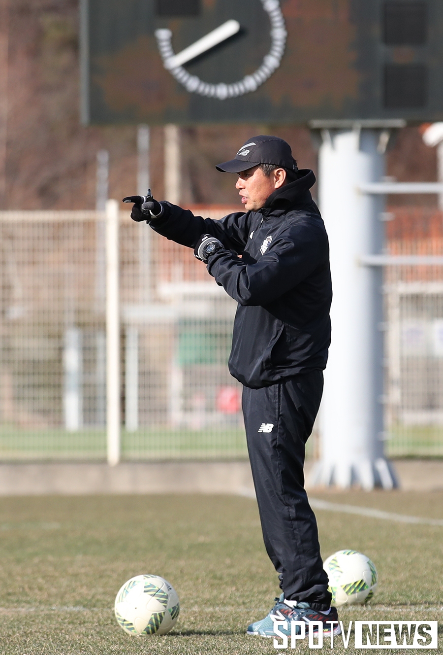 [포토S] 훈련 지시하는 김병수 감독