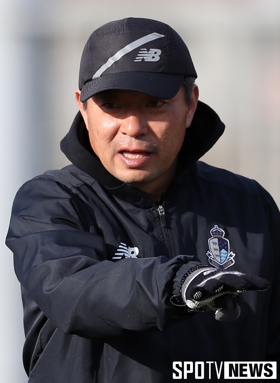 [포토S] 훈련 지휘하는 김병수 감독