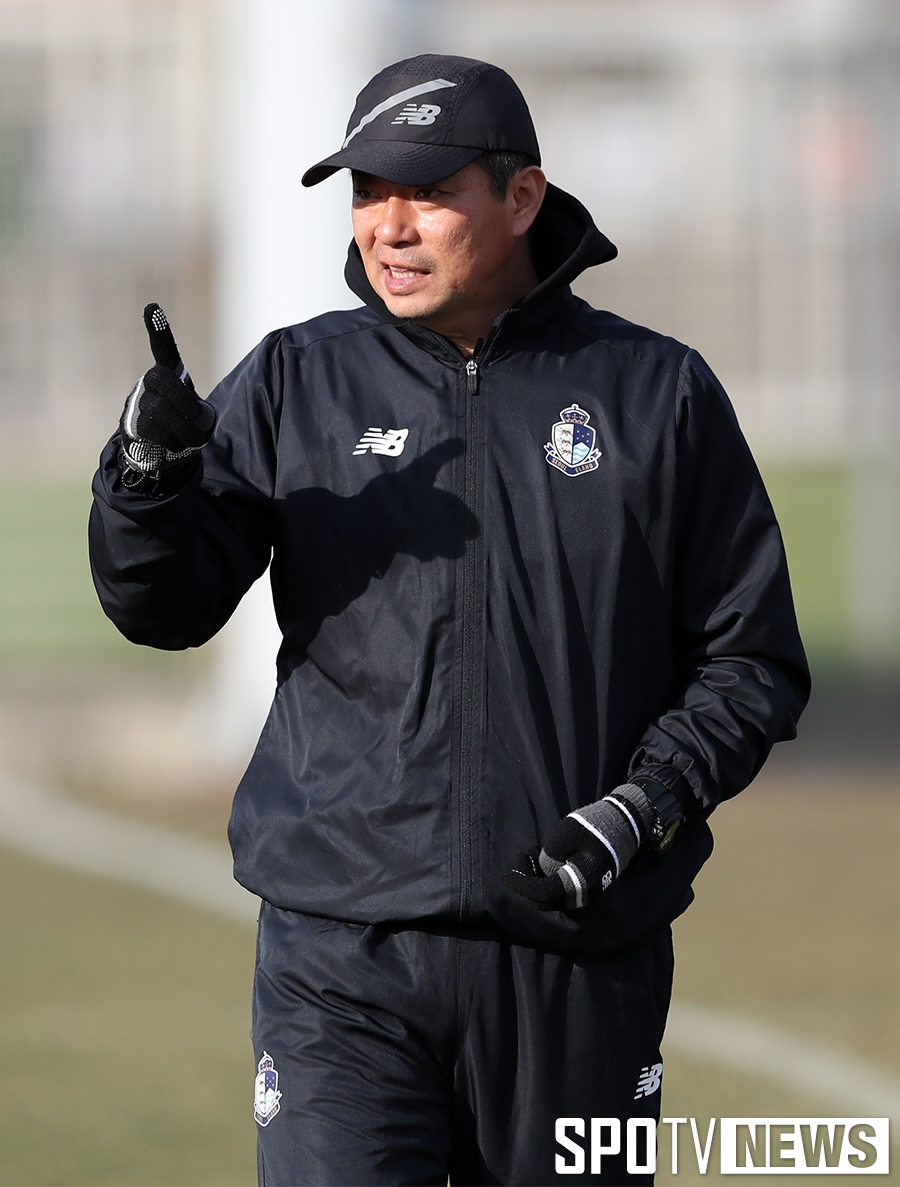 [포토S] 전술훈련 지휘하는 김병수 감독
