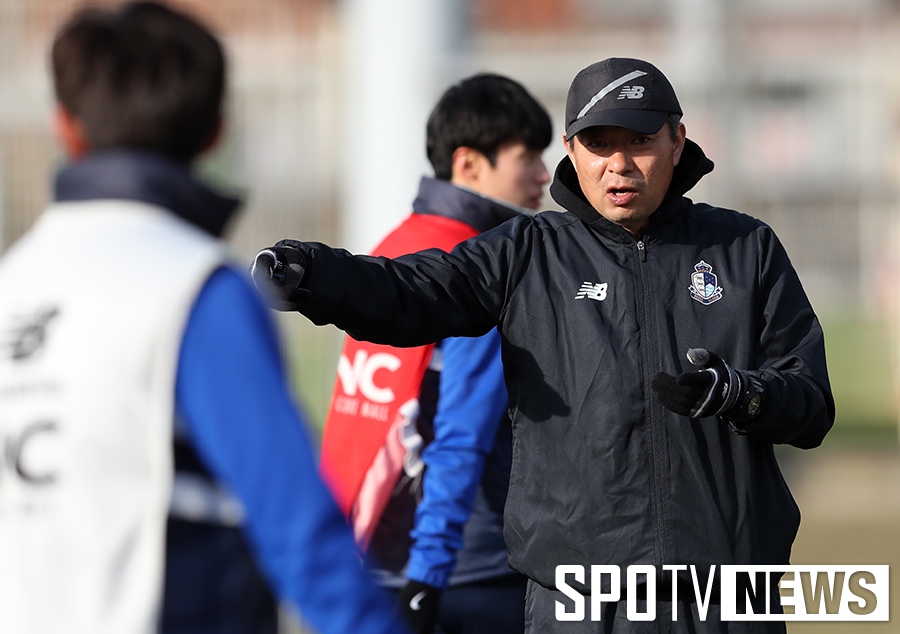 [포토S] 김병수 감독, '빠르게 움직여'