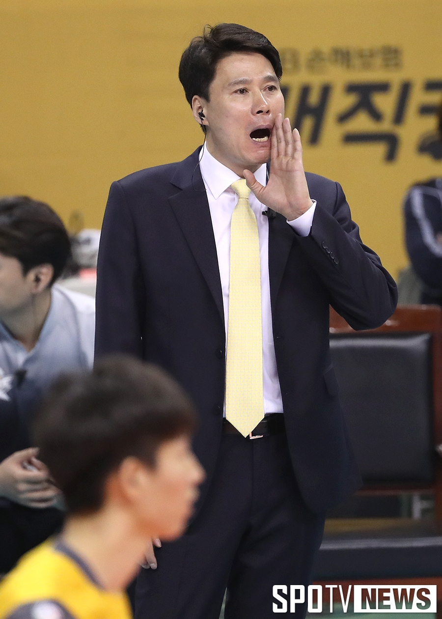 [포토S] 작전 지시 내리는 강성형 감독