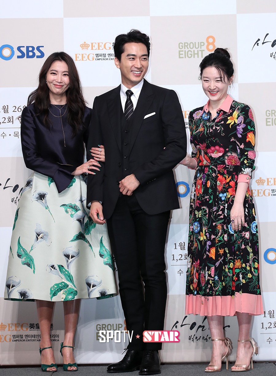 [포토S] 송승헌, 미녀들 사이에서 감출 수 없는 미소